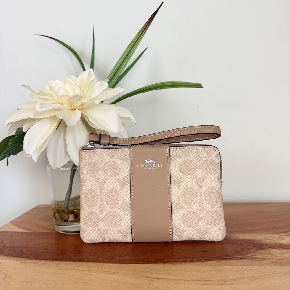 NWT Coach Corner Zip Wristlet In Signature Canvas With Stripe‎